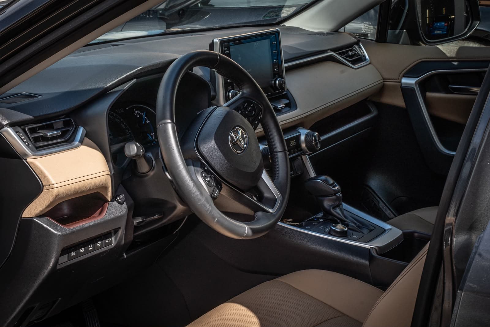 Toyota RAV4 Executive 4x4 — zdjęcie 16