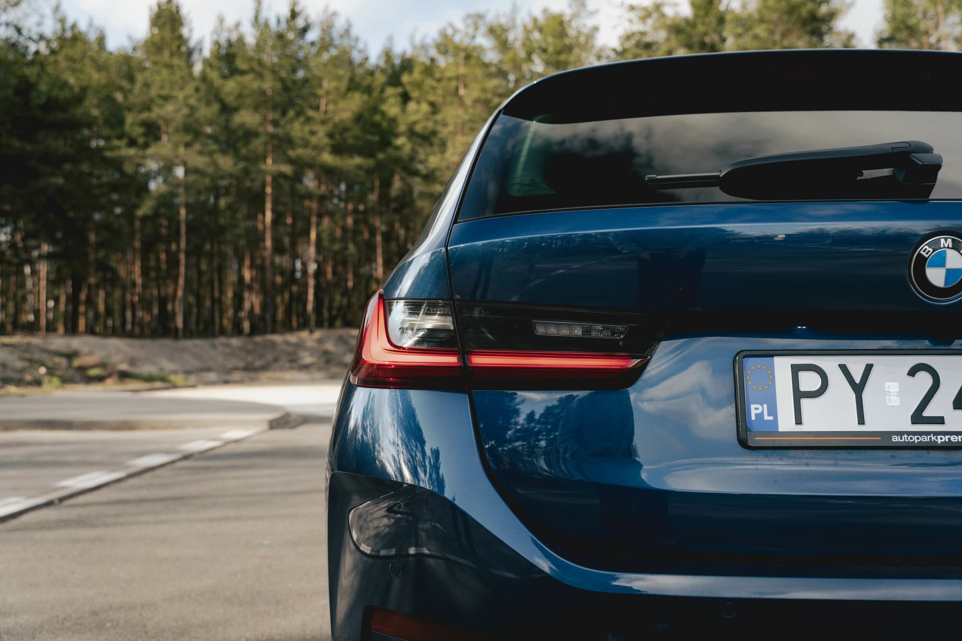 BMW Seria 3 Touring 320d xDrive — zdjęcie 16