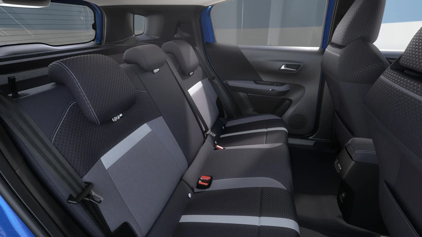 Opel Frontera GS 1.2 Hybrid 145KM — zdjęcie 7