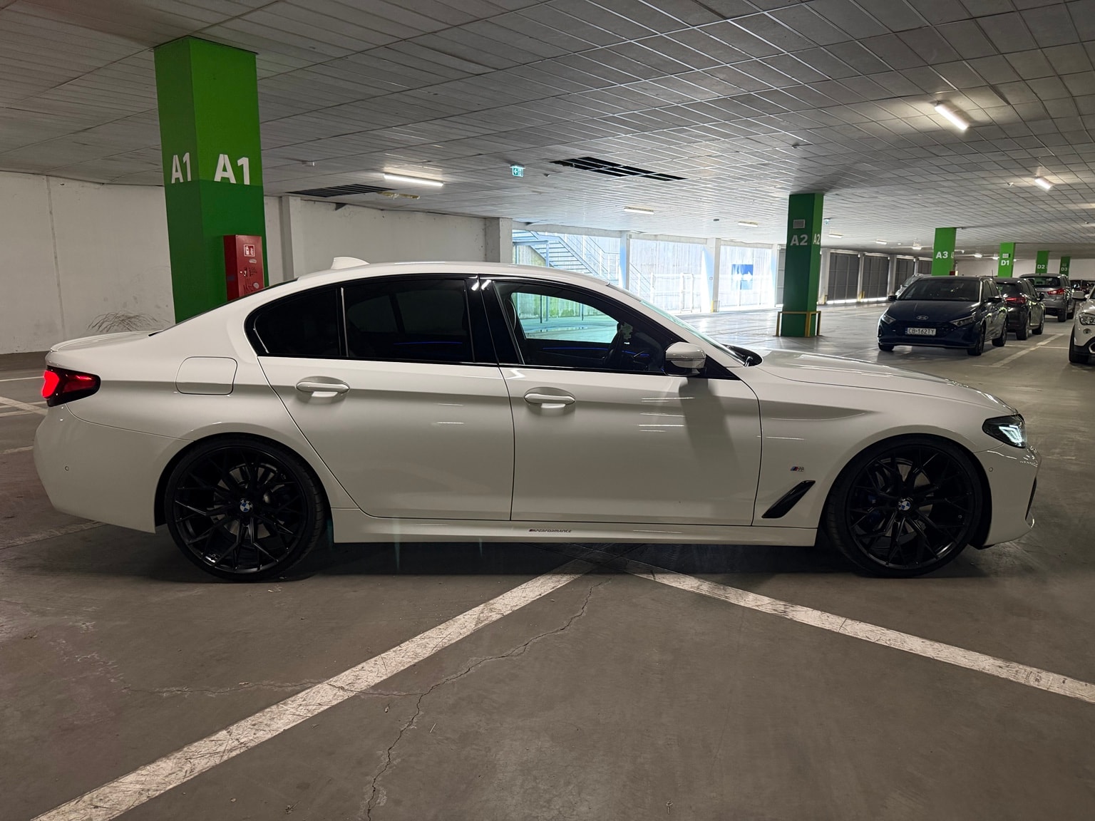 BMW Seria 5 Sedan 520d — zdjęcie 3