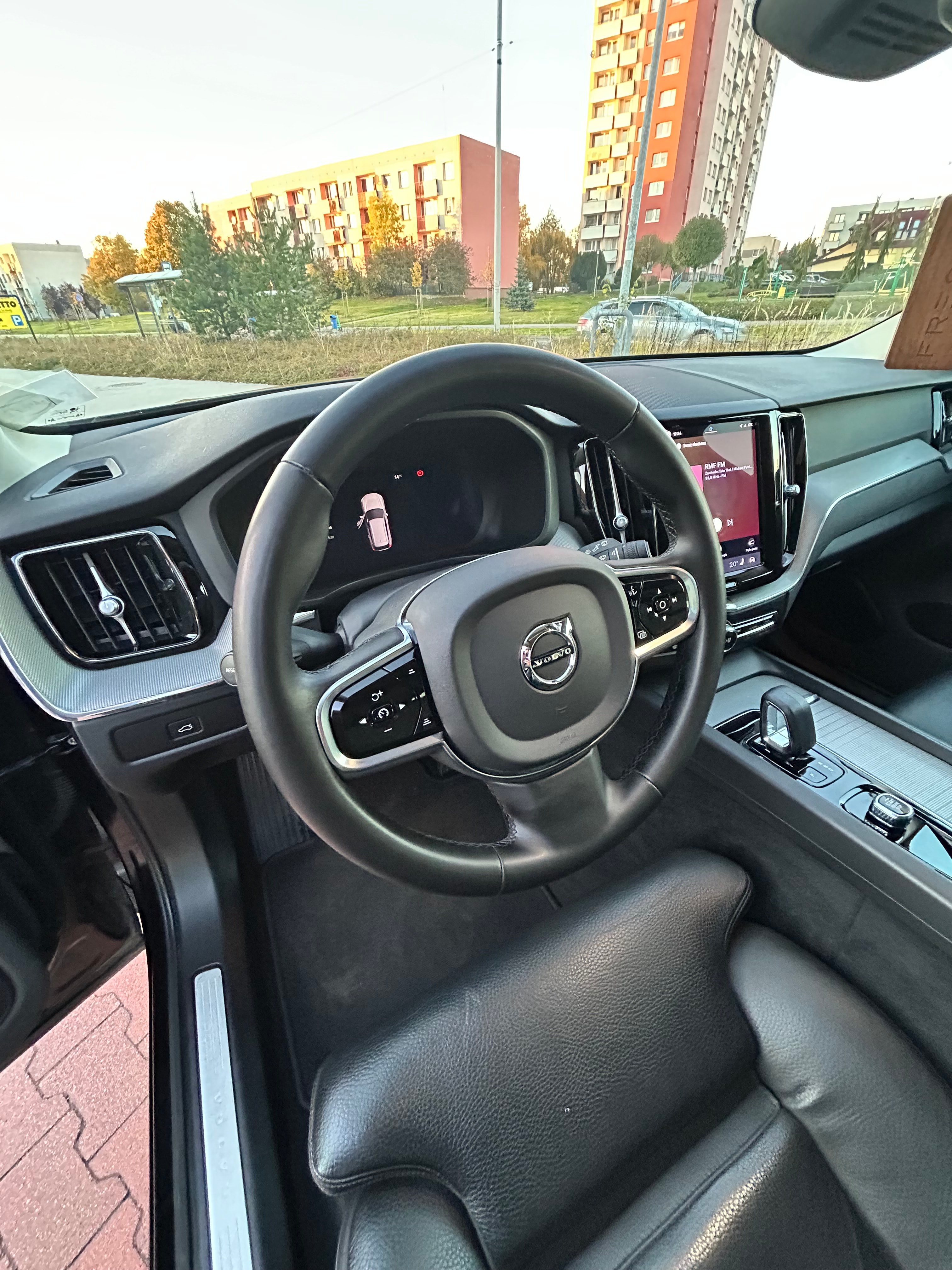Volvo XC60 B4 Plus — zdjęcie 11