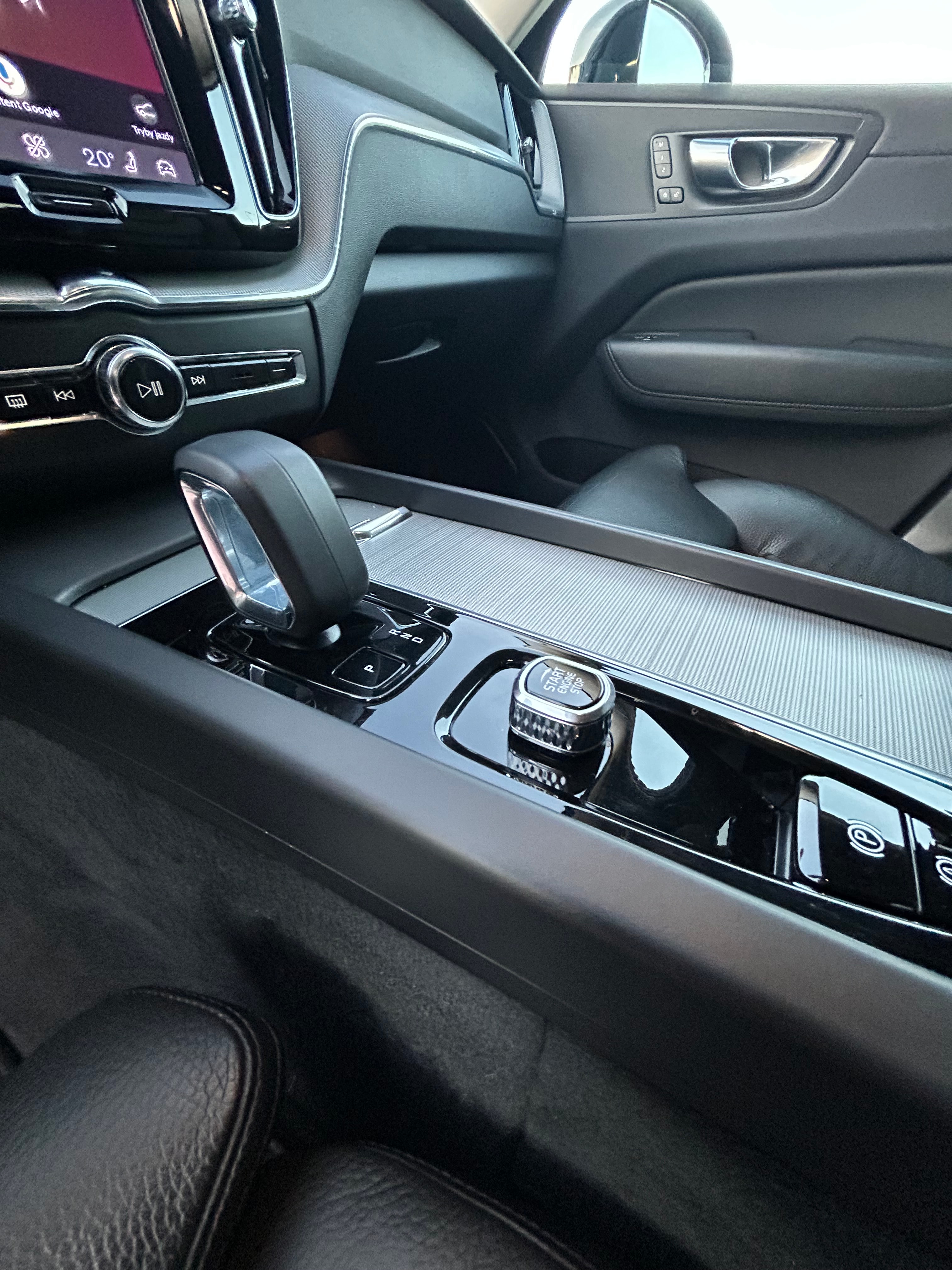 Volvo XC60 B4 Plus — zdjęcie 13