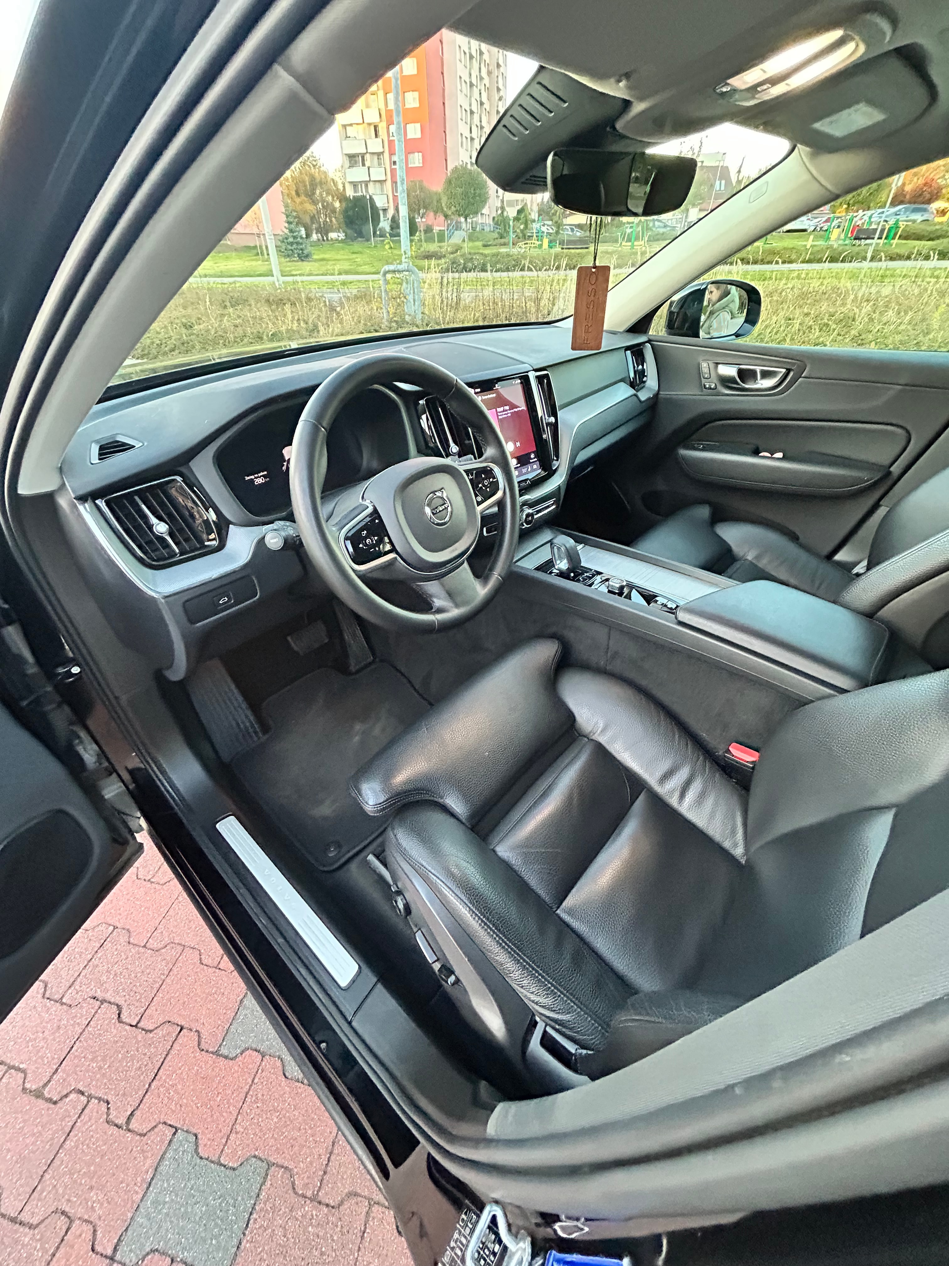 Volvo XC60 B4 Plus — zdjęcie 12