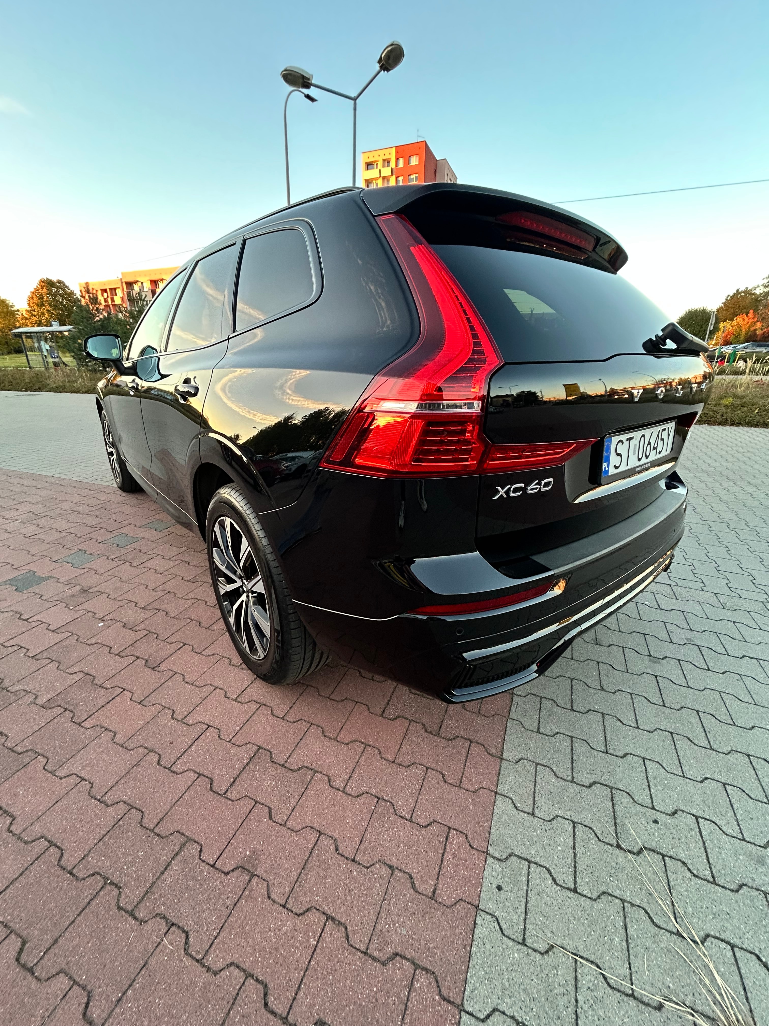 Volvo XC60 B4 Plus — zdjęcie 8