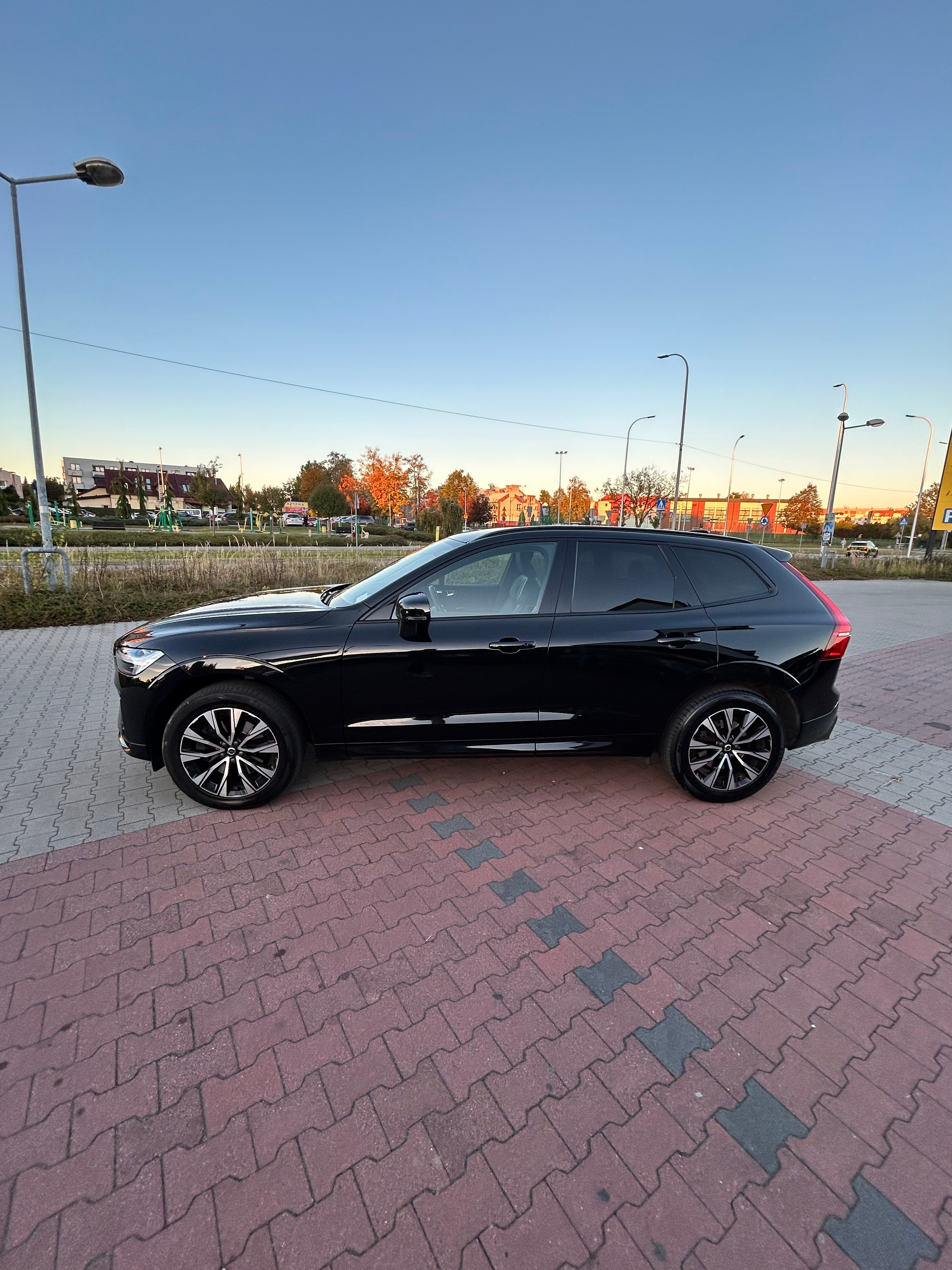 Volvo XC60 B4 Plus — zdjęcie 3