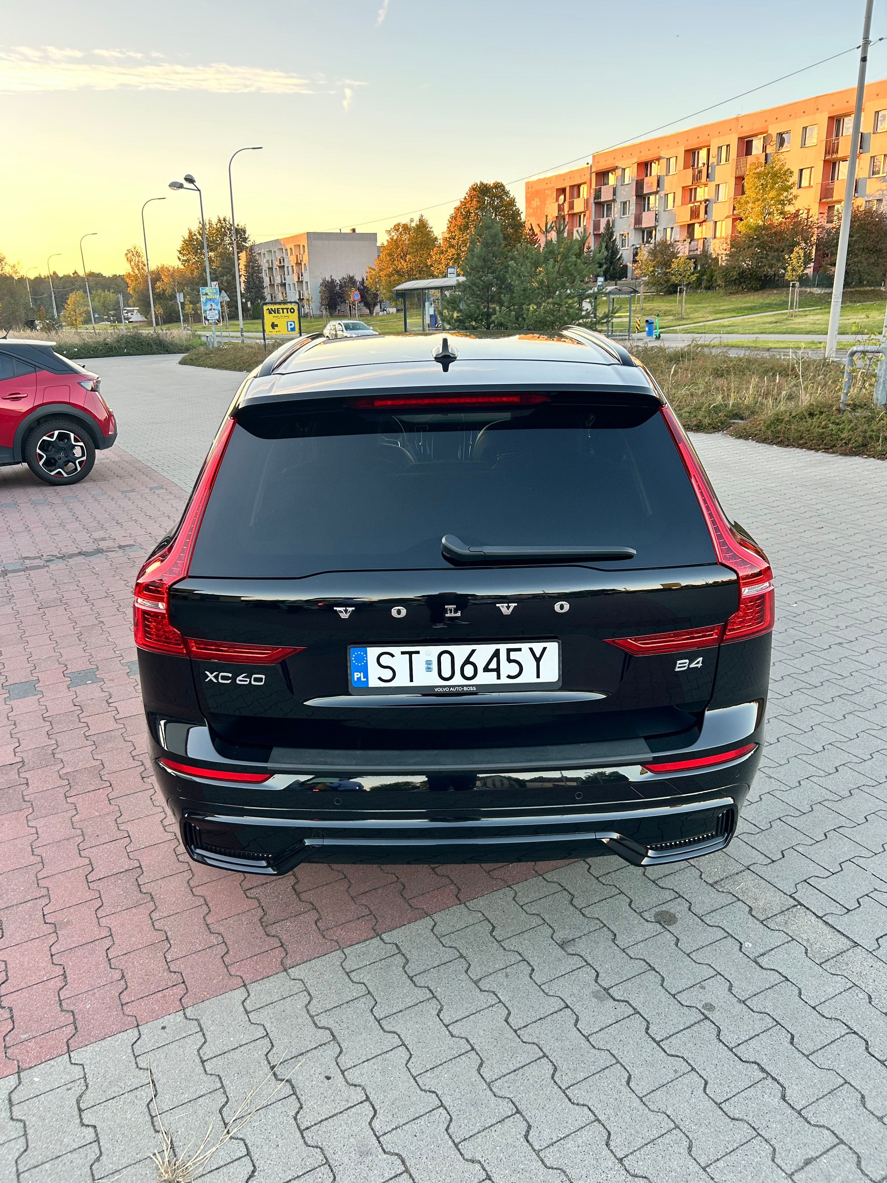 Volvo XC60 B4 Plus — zdjęcie 4